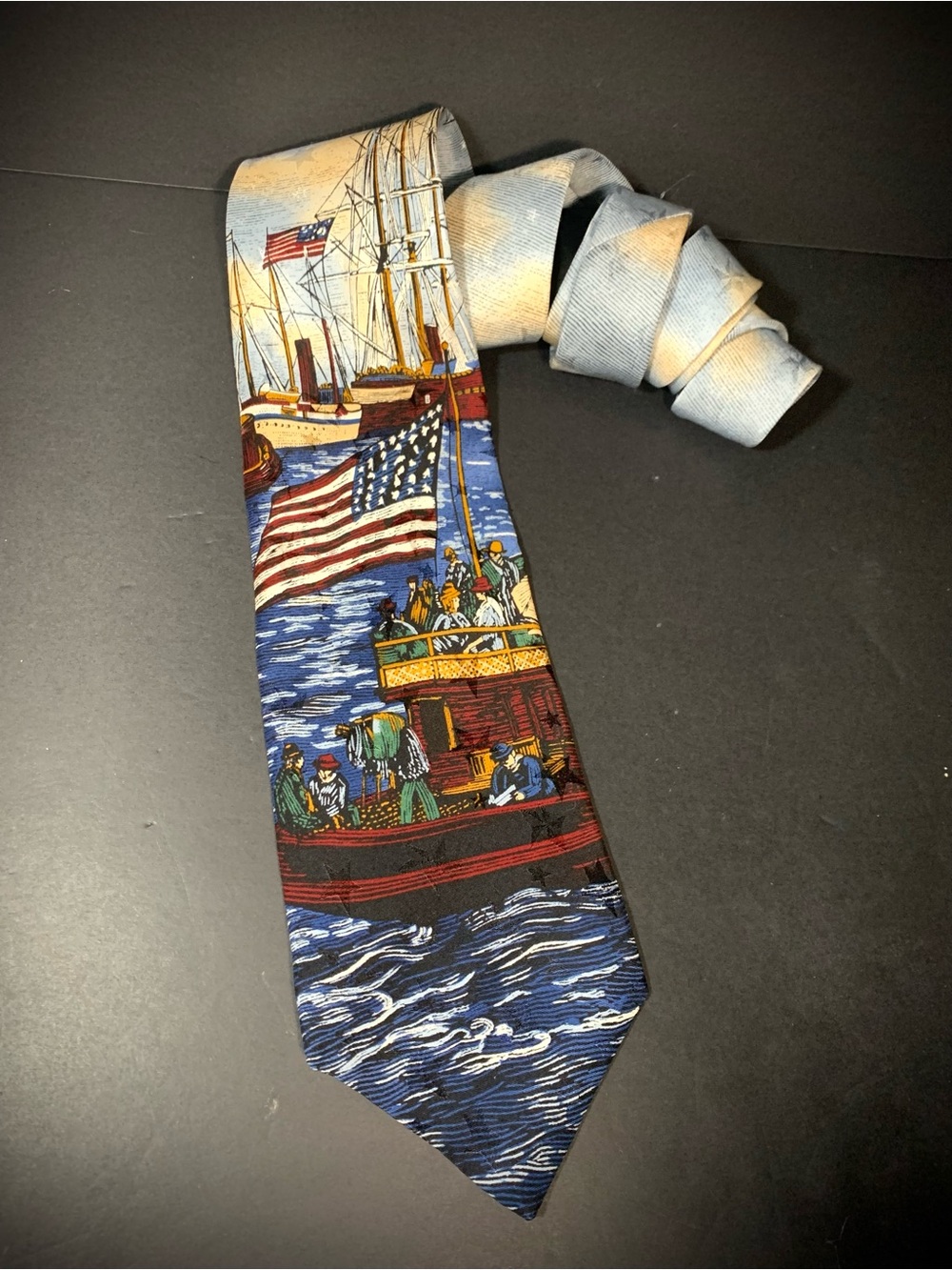 417 Van Heusen Men's New York Harbor Silk Necktie Tie Americana Patriotic USA
